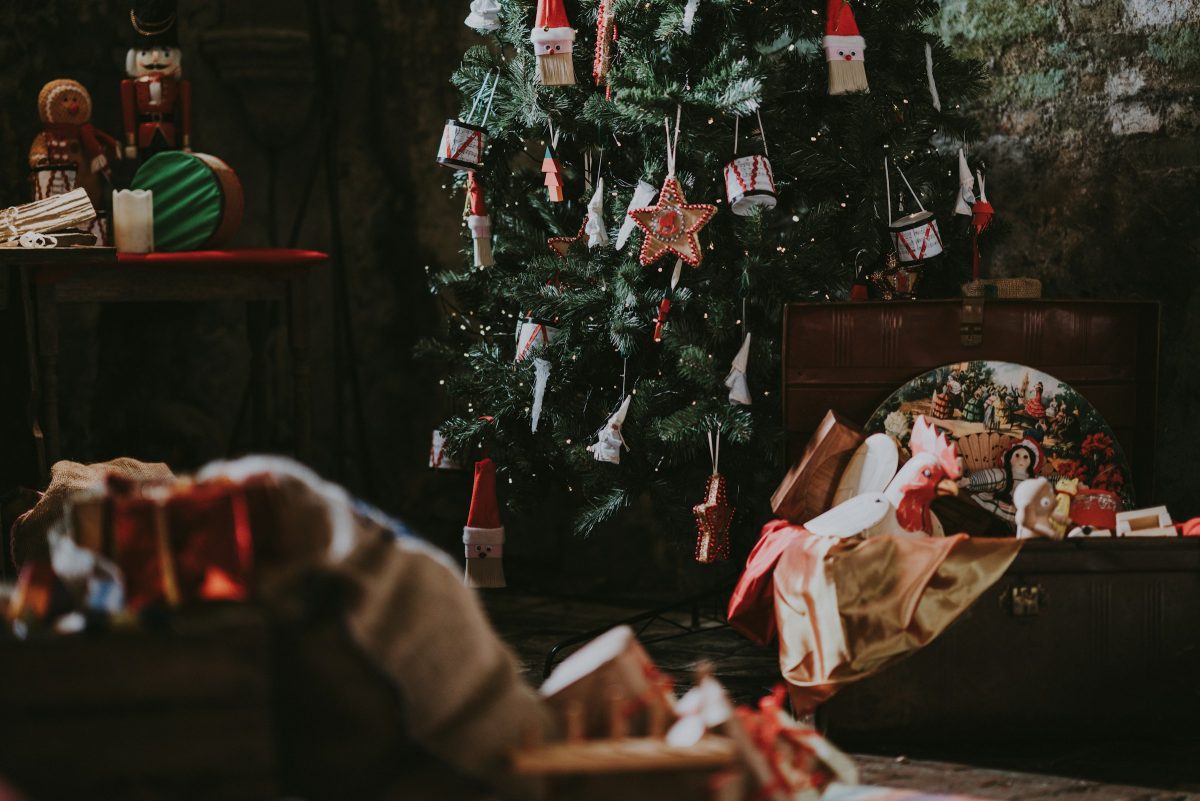 Festive dining by the lake at Hodson Bay Hotel